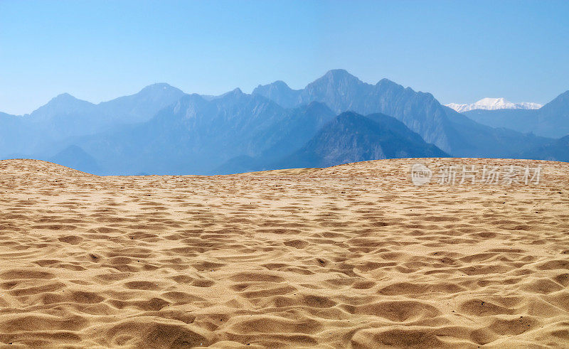 沙覆盖的空旷景观和高山的表面水平视图