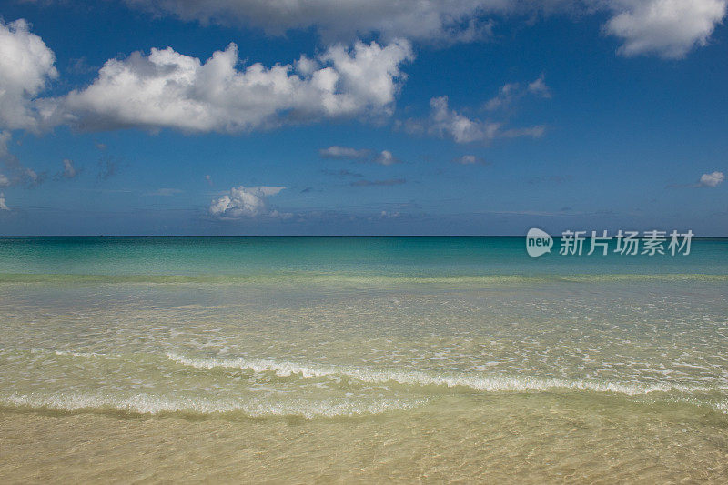多米尼加共和国，蓬塔卡纳，澳门海滩:令人惊叹的公共海滩，清澈的海水，热带天堂;美妙的场景，周围没有人。