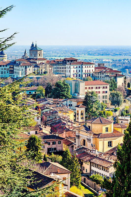 意大利北部伦巴第地区阿尔卑斯山脉的贝加莫城俯视图。
