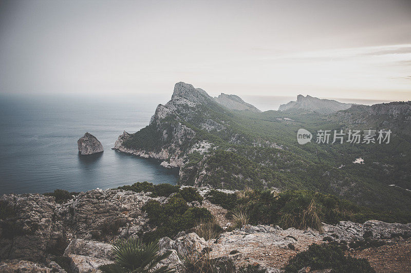 海面上阴沉的天空。悬崖上史诗般的景色