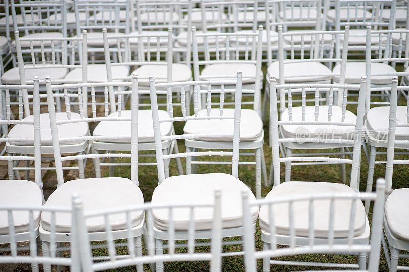 婚礼草地上的白色椅子