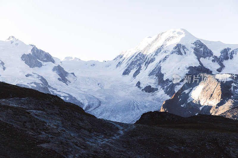 瑞士阿尔卑斯山大冰川上的日出