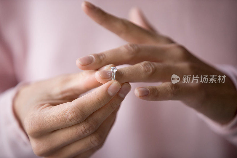 女人拿着戒指申请离婚的特写