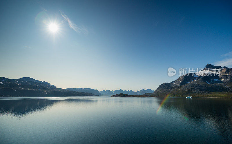 格陵兰岛南部克里斯蒂安王子湾的山脉全景