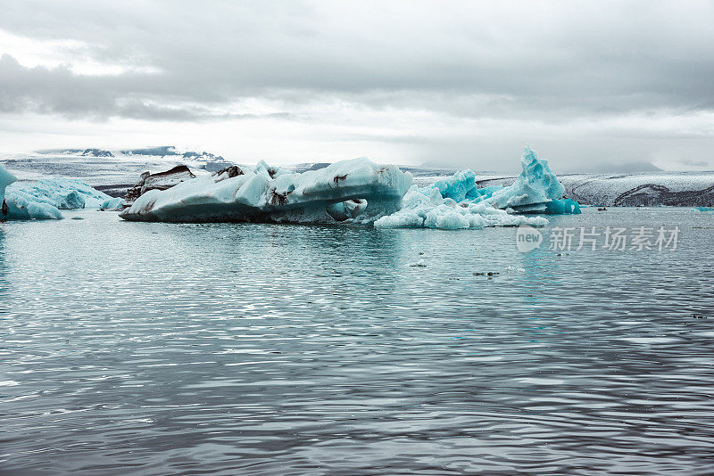 Jokulsarlon冰川湖的漂浮冰山