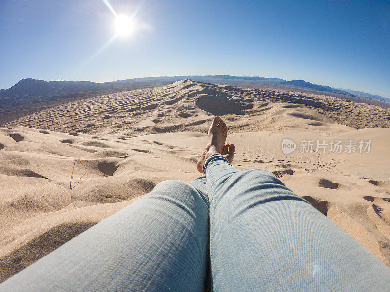 个人视角的女孩在沙丘脚上放松观，人们旅游度假放松的概念