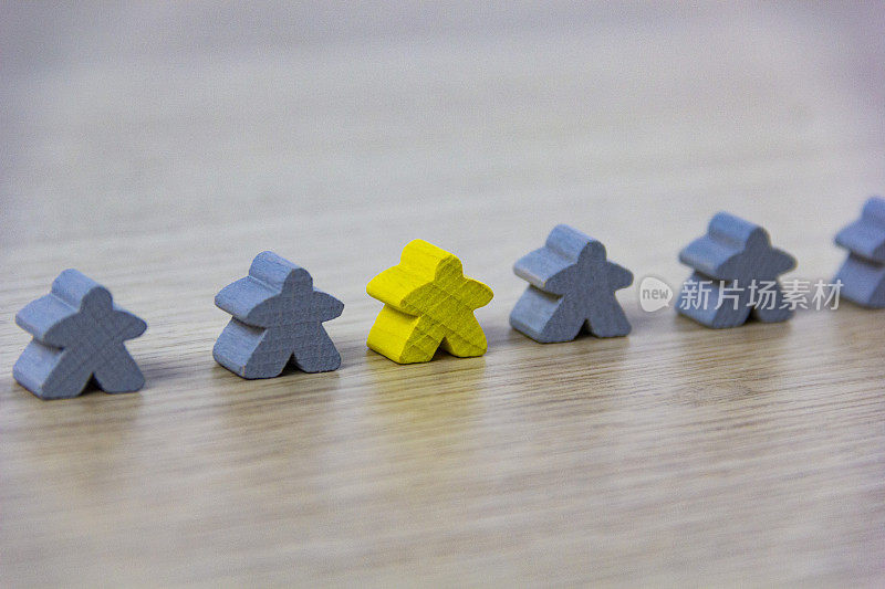 灰色的游戏件和黄色的meeple，多样性的概念