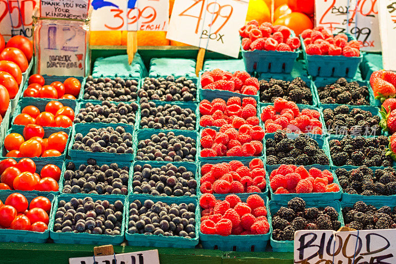 西雅图老农贸市场的黑莓和树莓