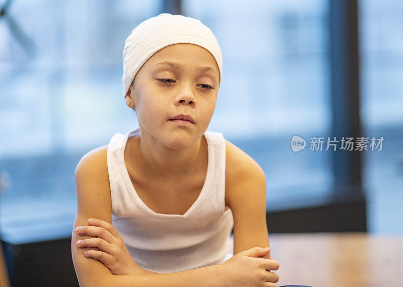 悲伤的年轻女孩与癌症肖像库存照片