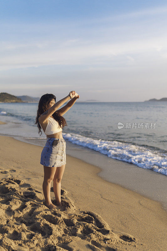 一个女人在海滩上望着大海