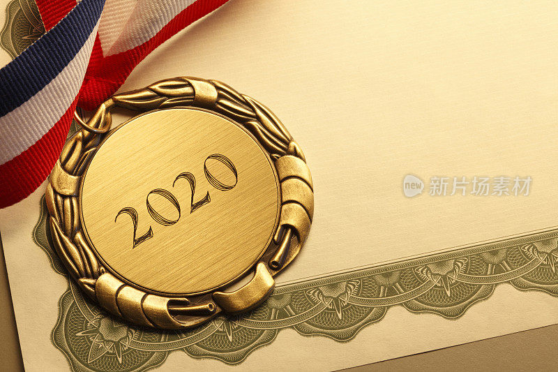 奖状上刻有“2020”字样的金牌