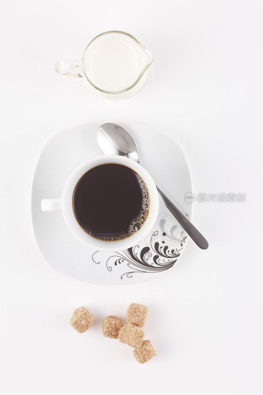 咖啡，牛奶和红糖孤立在白色的背景