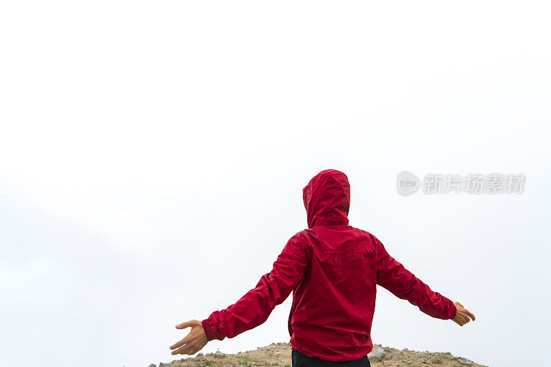 红色雨衣的人