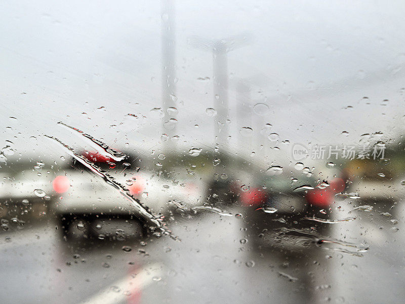 雨中在高速公路上开车，交通堵塞，在雨中在冬天开车