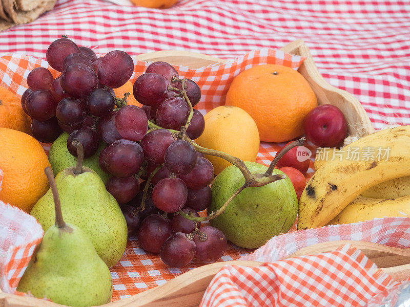 几颗红白相间的水果是野餐用的