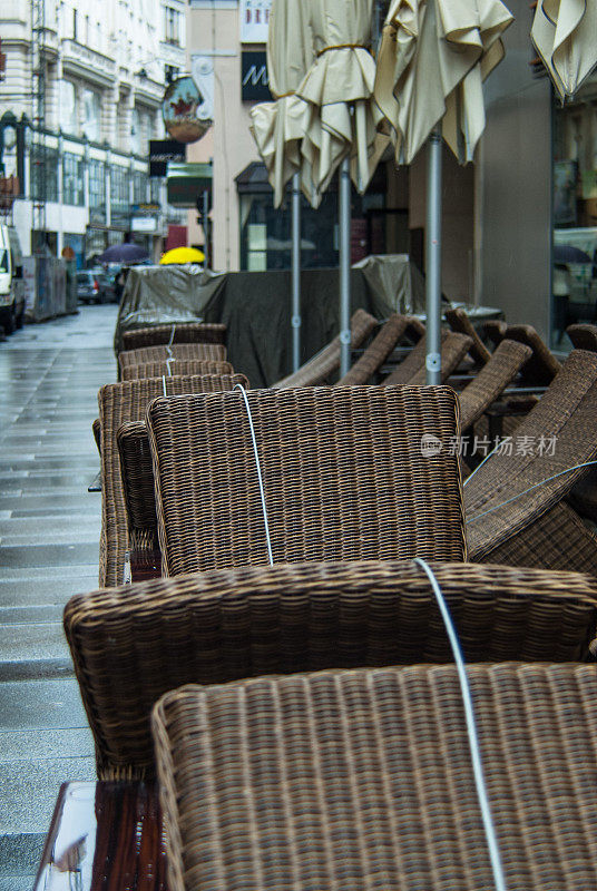 街头咖啡馆里的柳条椅。公报、奥地利
