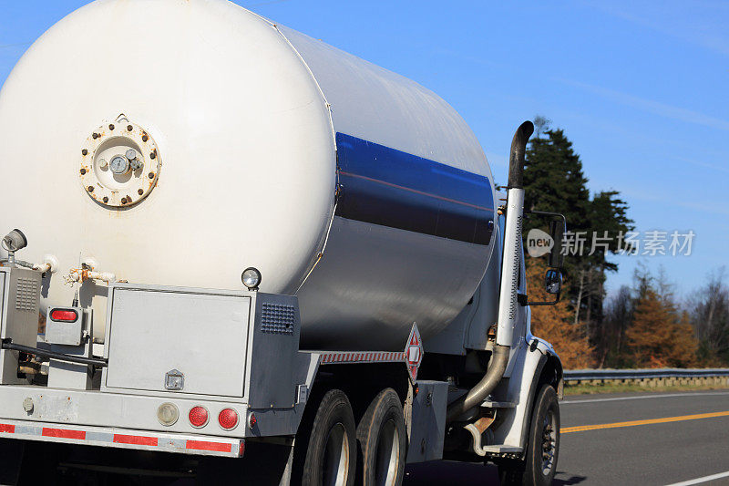 高速公路上的丙烷卡车