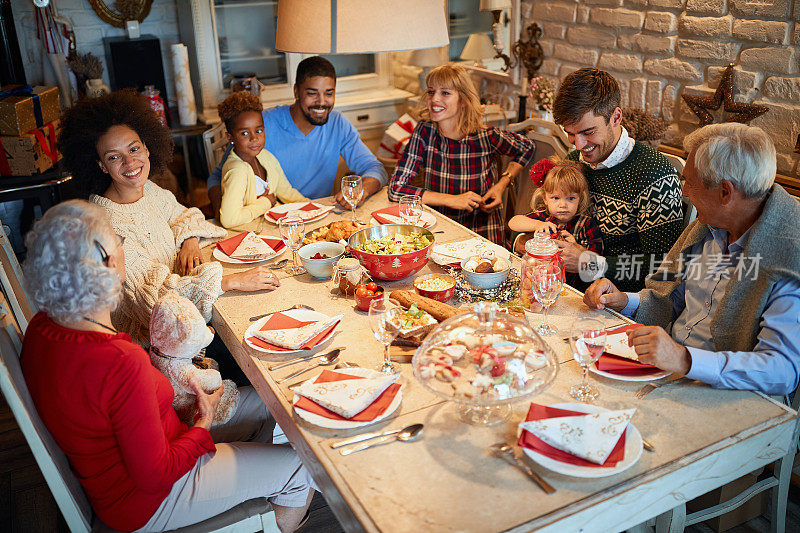 家人和朋友一起吃圣诞晚餐。与传统的平安夜食物。