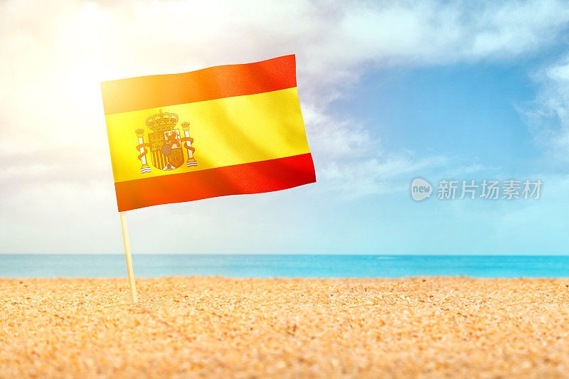 沙滩上飘扬的西班牙国旗