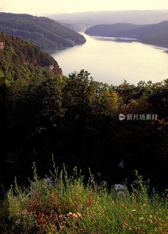 汝拉是法国东部Bourgogne-Franche-Comté的一个部门，以汝拉山脉命名