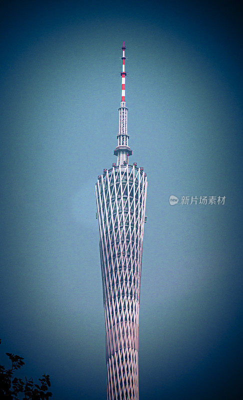 广东电视塔以蓝天为背景，顶部是气泡有轨电车。广州。中国最高的地标建筑