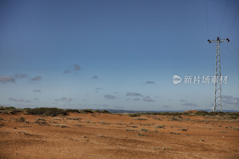 有天空背景的高压塔