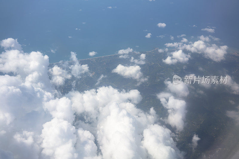 上空的黑海海岸鸟瞰图。