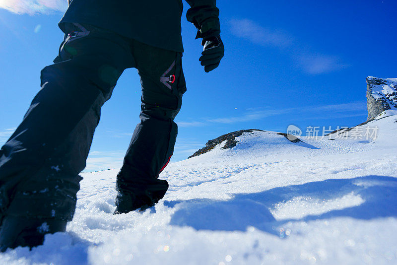 在斯匹次卑尔根山徒步旅行的人在伊斯峡湾斯匹次卑尔根山的景色