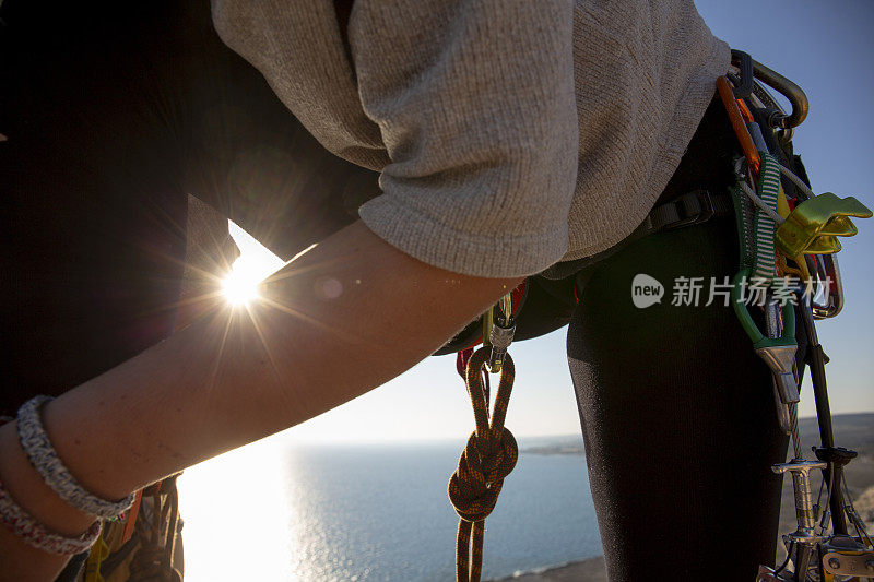 年轻女子到达攀岩顶峰