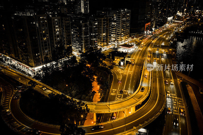 鸟瞰图的城市在夜晚与轻轨