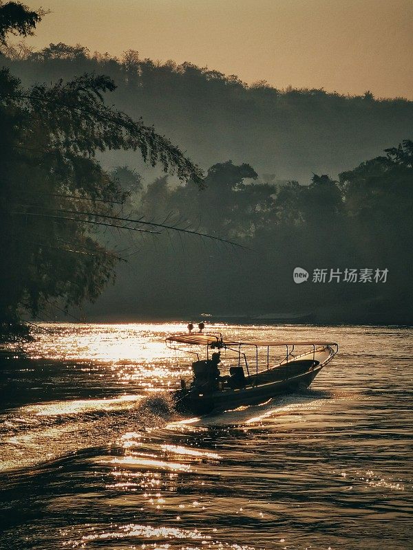 日落时分，泰国北碧府桂河