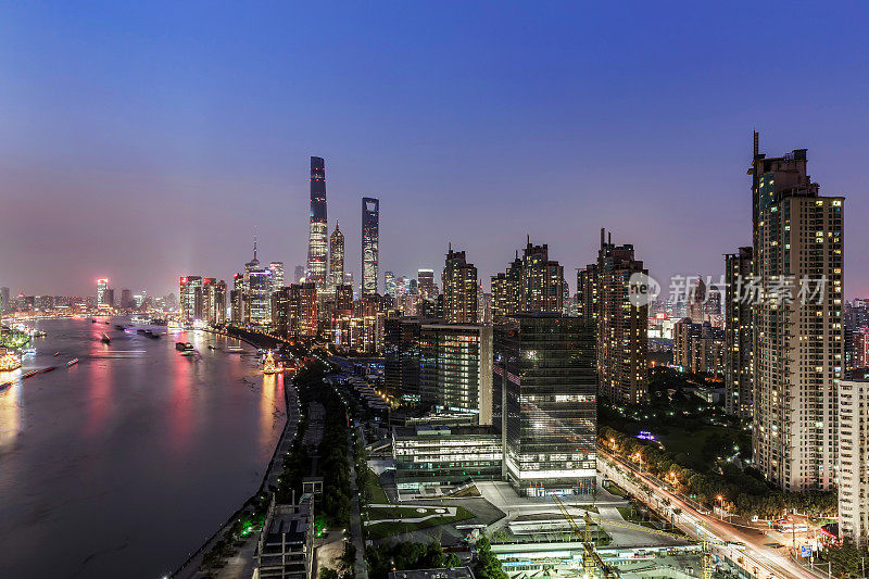 夜晚的上海天际线