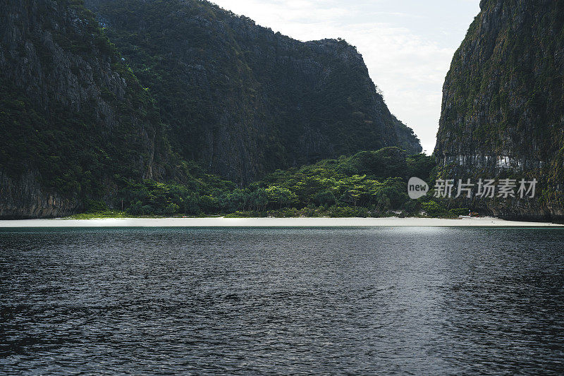 鸟瞰图的白色海滩在皮皮群岛在泰国