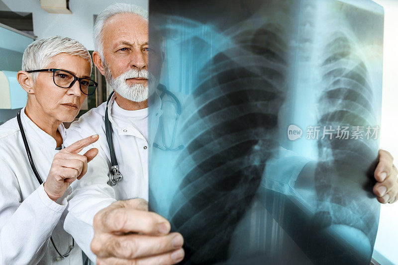 两名医生通过x光图像观察冠状病毒对肺部的影响