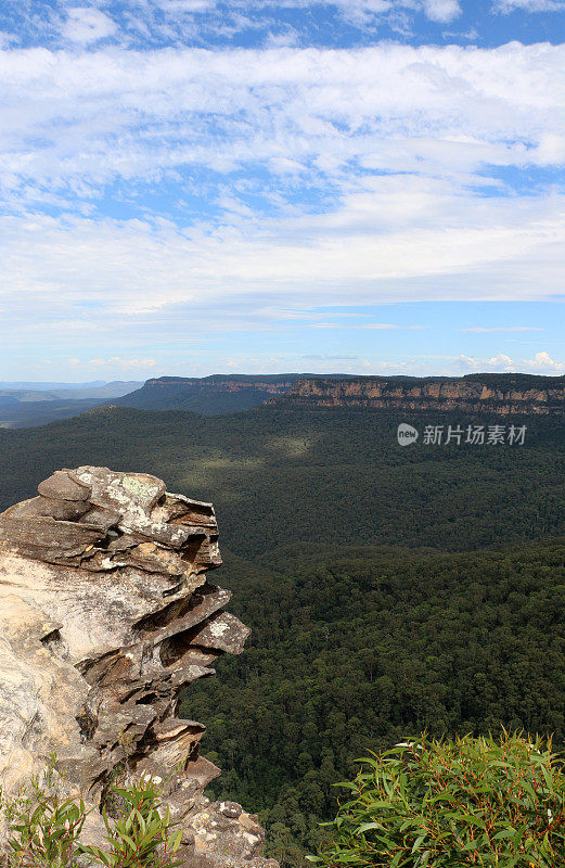 岩层与视野跨越山脉到地平线