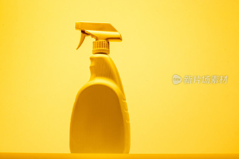 黄色不透明喷雾瓶中的消毒液清洁剂