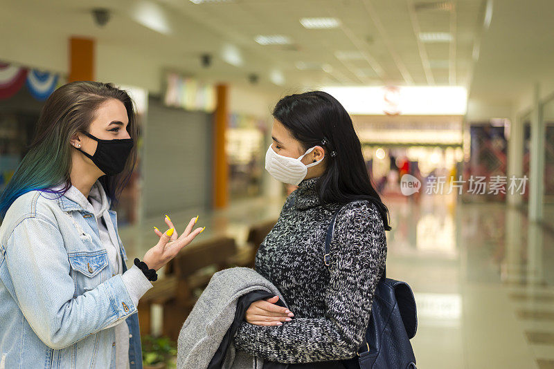 商场里戴着防护面具的美女