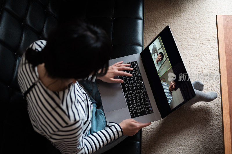 一个亚洲女人在用笔记本电脑开视频会议的照片