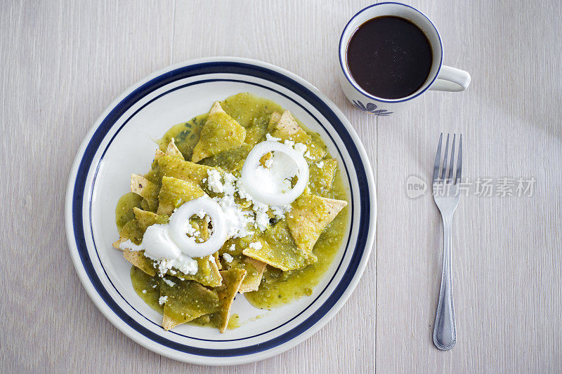 墨西哥食物，绿色的chilaquiles