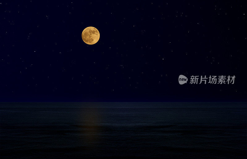 一轮满月从海上升起。