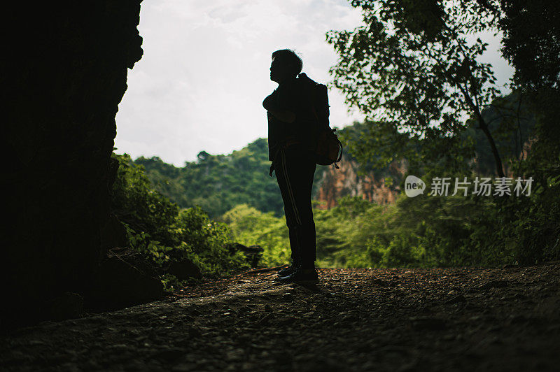 剪影一个亚洲华人中年女性旅行徒步探索怡保霹雳马来西亚洞穴隧道背包