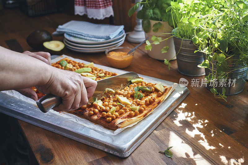 鹰嘴豆牛油果素食披萨