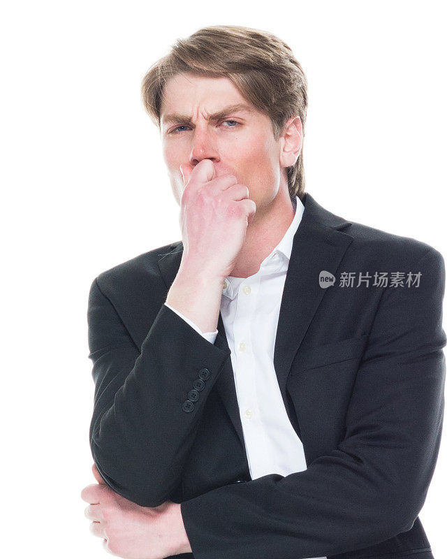 白人男性在白色背景前穿着衬衫