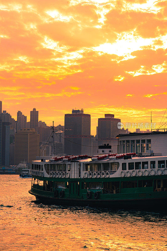 金色的日出香港海港标志性的摩天大楼城市景观