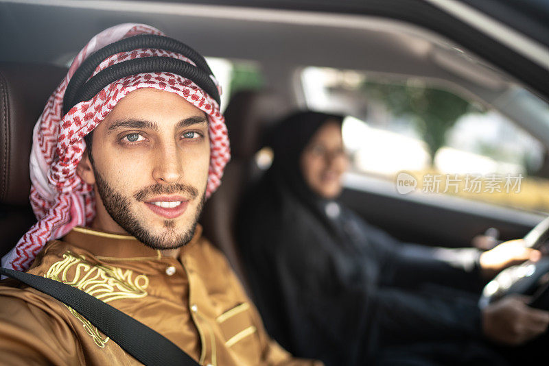 阿拉伯中东人在车里的肖像