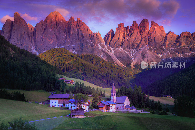 意大利阿尔卑斯山Dolomites，田园诗般的圣玛格达莱纳风景和日落教堂