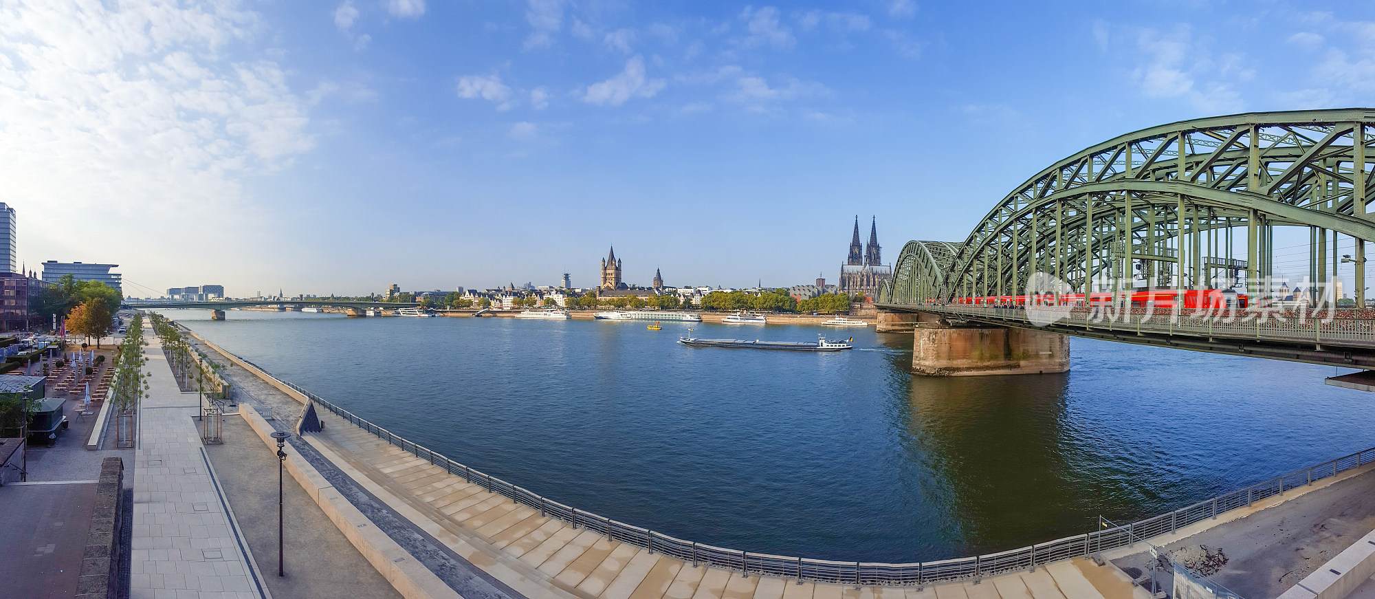 全景莱茵河Hohenzollerbrücke和科隆大教堂-科隆，德国