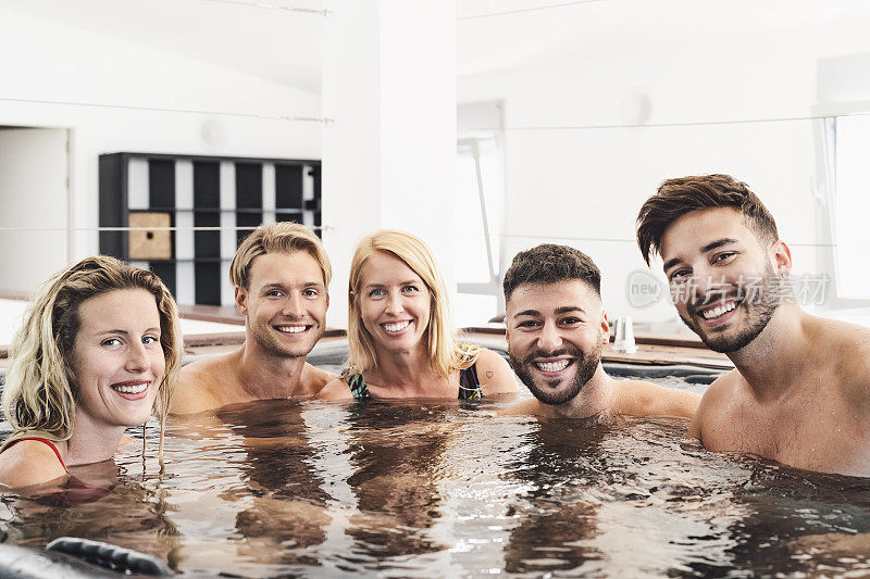 快乐的朋友享受假期在热水浴缸豪华的房子-年轻人一起在热水浴缸里玩-青年千禧一代和健康的生活方式假期