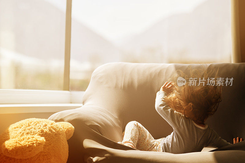 在客厅里蹦蹦跳跳，玩得很开心