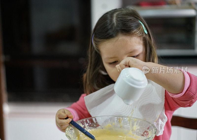 美丽的小女孩在隔离期间做饭